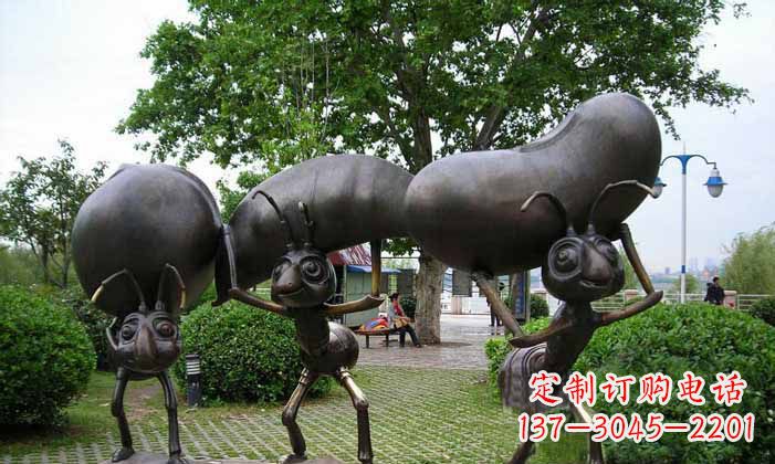 泰州蚂蚁之美搬运粮食的公园铜雕