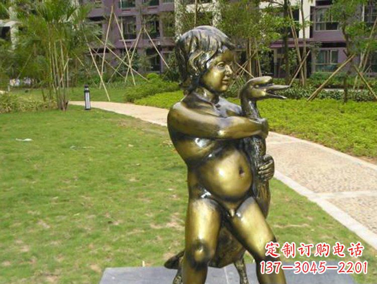 泰州抱着鹅的男孩城市玻璃钢仿铜景观雕塑