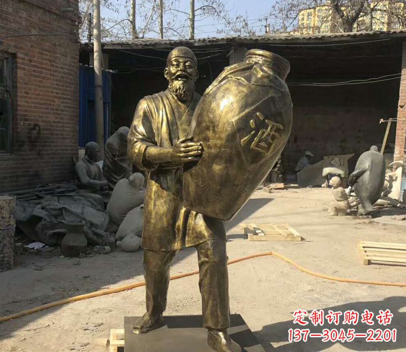 泰州抱着酒坛的人物铜雕