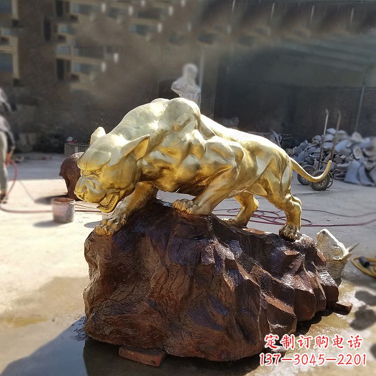 泰州铸铜雕刻的豹子公园景区情景动物雕塑