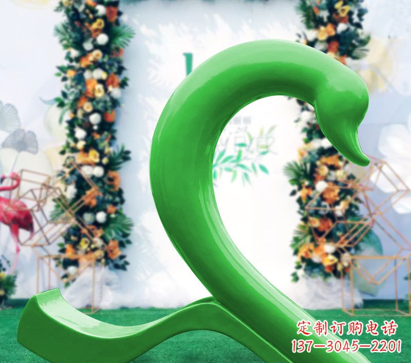 泰州新颖抢眼的玻璃钢爱心天鹅雕塑