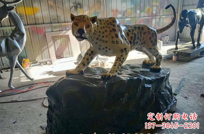泰州玻璃钢豹子雕塑 (2)