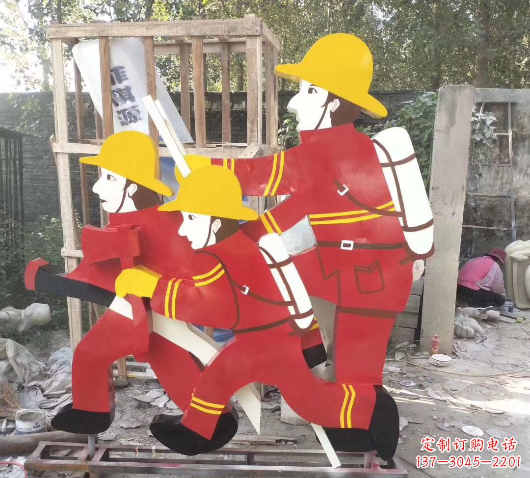 泰州玻璃钢消防员雕塑——精致的园林景观装饰