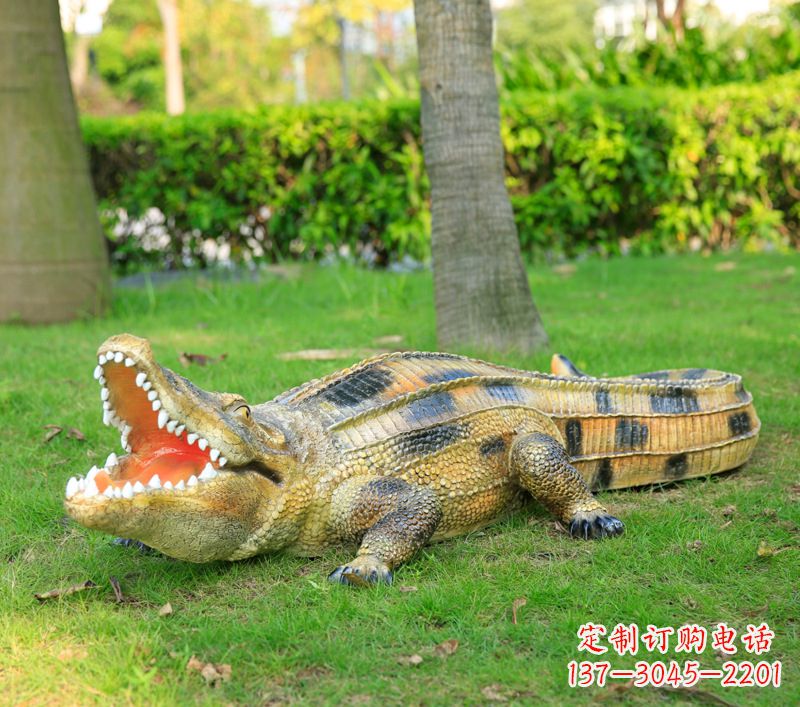 泰州玻璃钢鳄鱼仿真动物雕塑精美雕塑营造绿色环境
