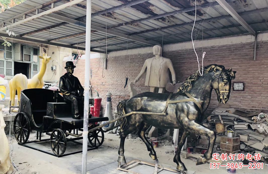 泰州玻璃钢仿铜马车雕塑——给广场景观增添绚丽色彩
