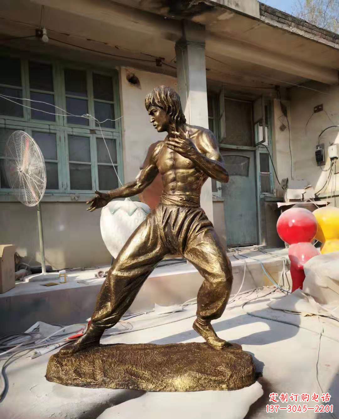 泰州铜像传奇——李小龙雕塑