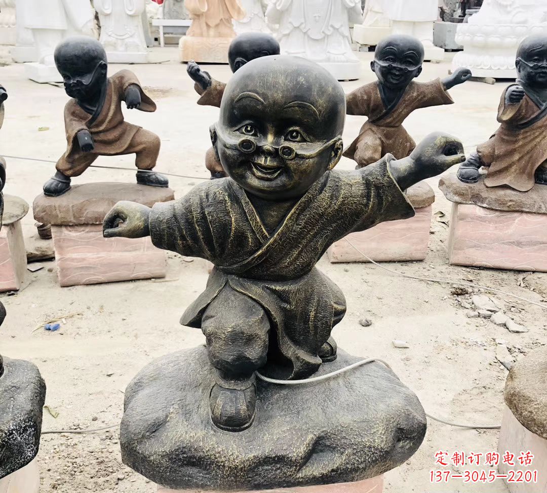 泰州玻璃钢仿铜小和尚雕塑传承佛教文化