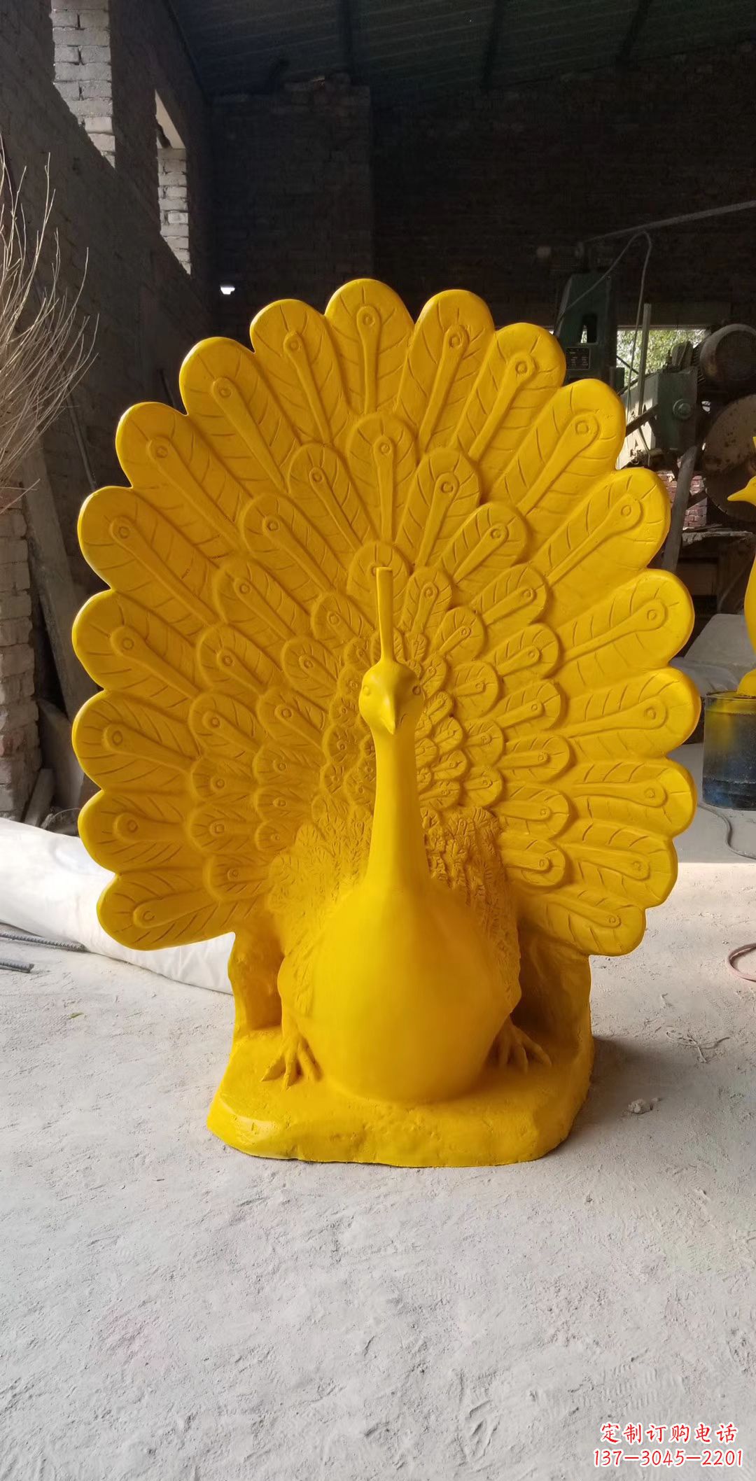 泰州玻璃钢制作的孔雀雕塑