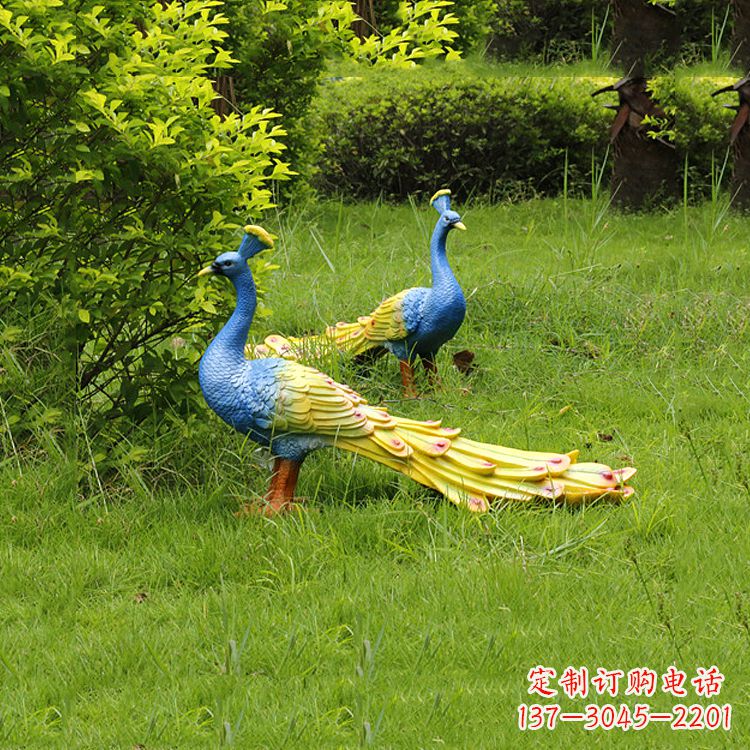 泰州玻璃钢孔雀雕塑——艺术点缀公园草坪