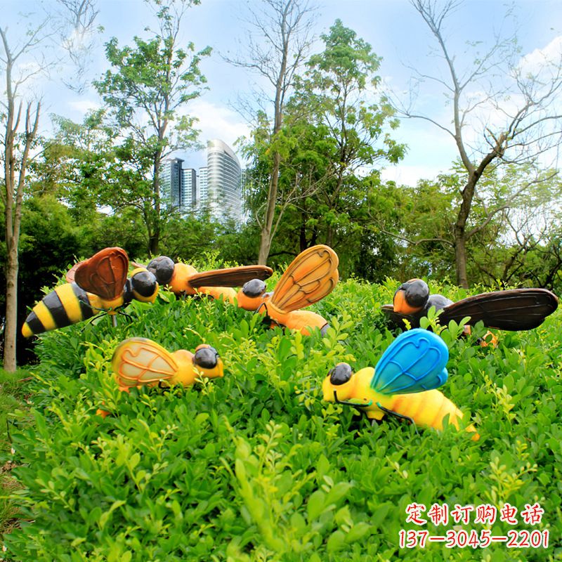 泰州公园草丛中的蜜蜂雕塑