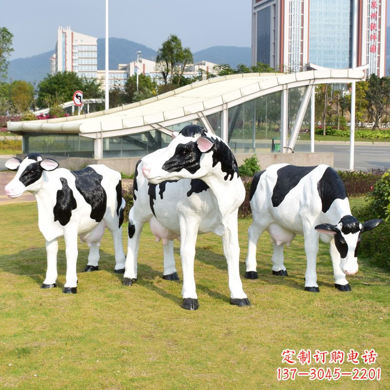 泰州玻璃钢制作的仿真奶牛雕塑——装点园林草坪