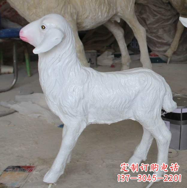 泰州玻璃钢雕刻的羊雕塑——艺术的精美表达