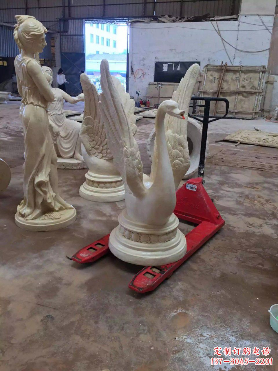 泰州玻璃钢制作的天鹅雕塑