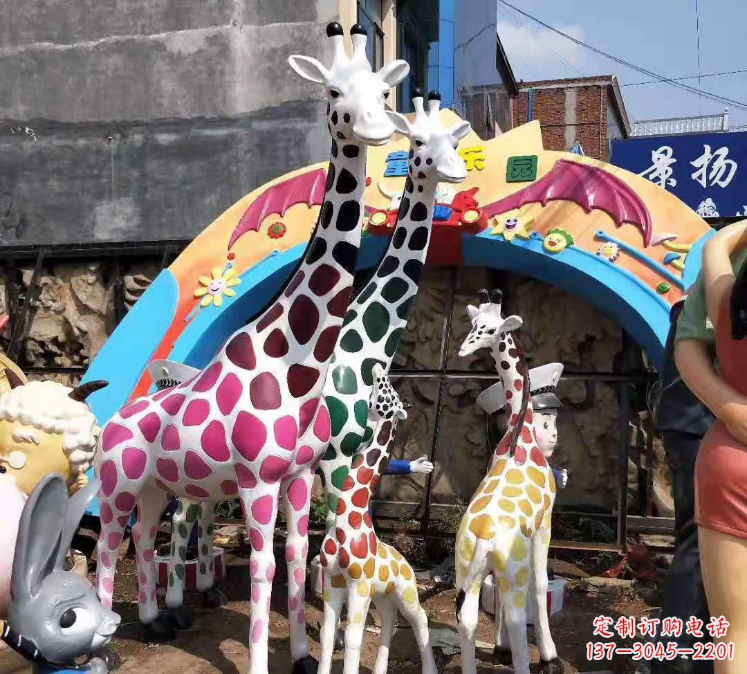 泰州玻璃钢材质的长颈鹿雕塑——点缀公园景观
