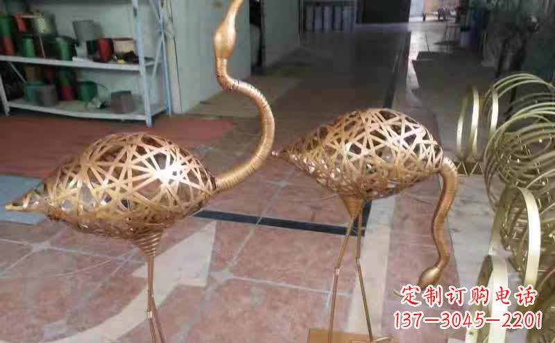 泰州仙鹤雕塑以不锈钢编制而成