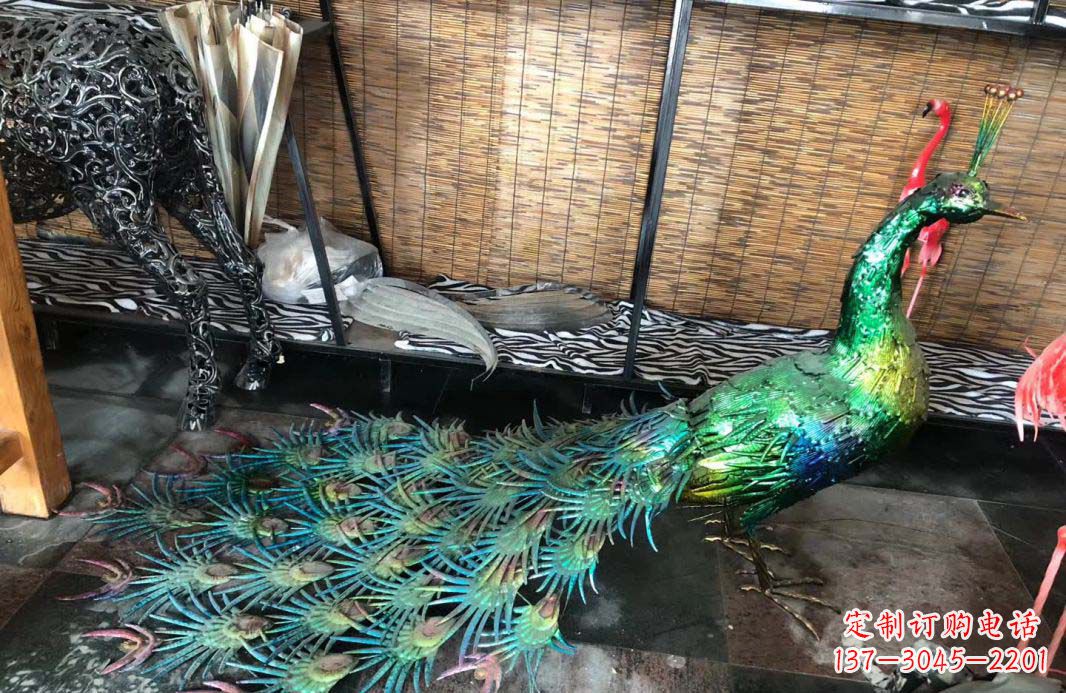 泰州不锈钢彩色景观孔雀雕塑