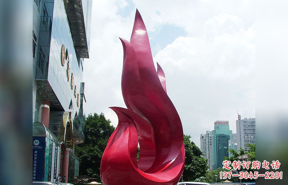 泰州孔雀广场的不锈钢雕塑