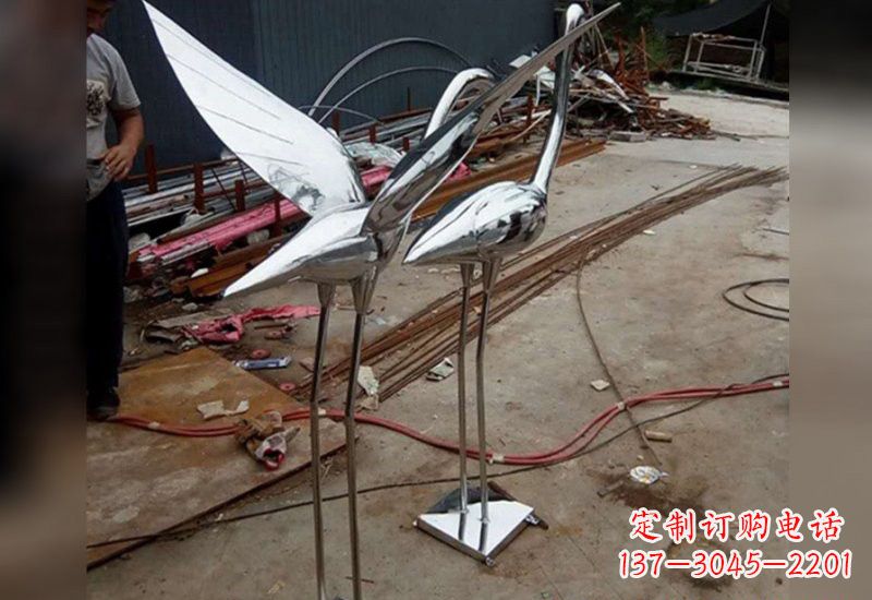 泰州不锈钢仙鹤雕塑象征着美丽与和谐