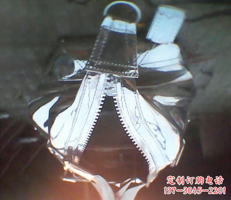 泰州精美不锈钢手提包雕塑