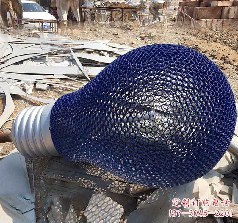 泰州不锈钢灯泡雕塑灯光下的美丽之美