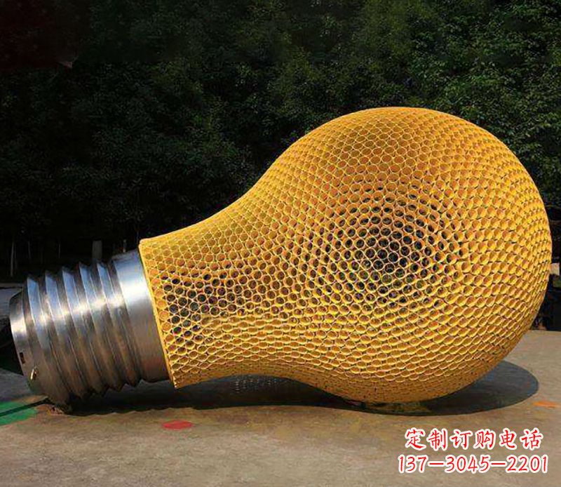 泰州不锈钢灯泡雕塑灯光下的美丽