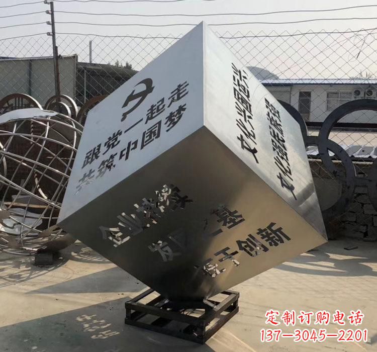泰州不锈钢灯饰魔方雕塑——精妙艺术
