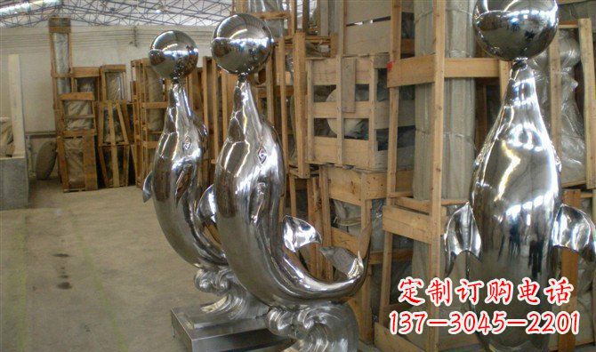 泰州不锈钢顶球海豚雕塑融合精美艺术与实用功能