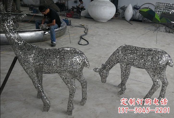 泰州不锈钢动物镂空鹿雕塑精美的艺术品