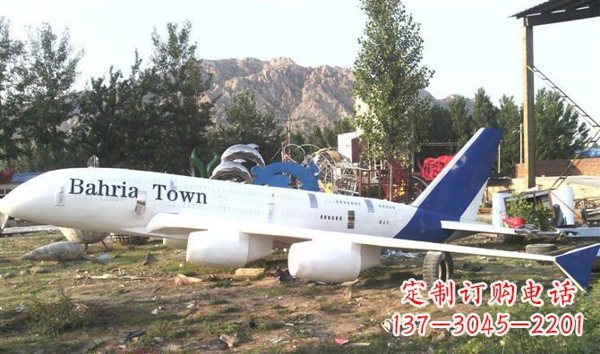 泰州静静躺在大地上的不锈钢飞机雕塑