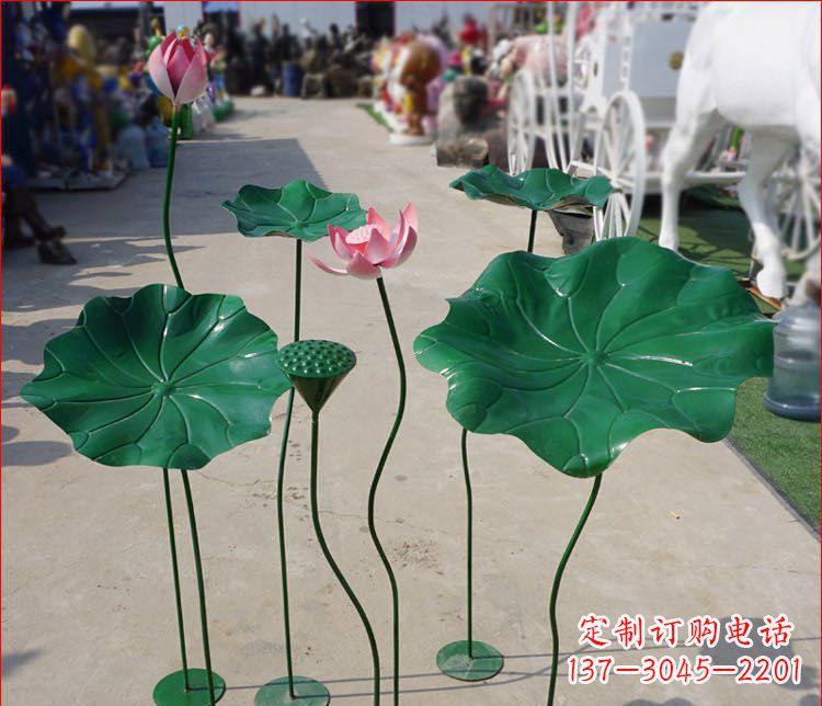 泰州不锈钢荷花雕塑色彩斑斓美不胜收