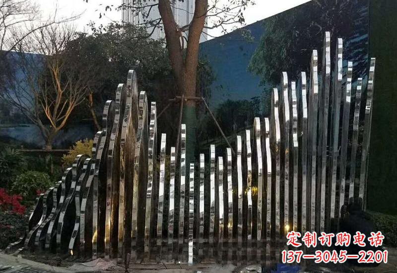 泰州不锈钢公园里的假山雕塑