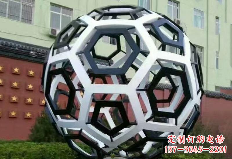 泰州不锈钢公园的镂空足球雕塑