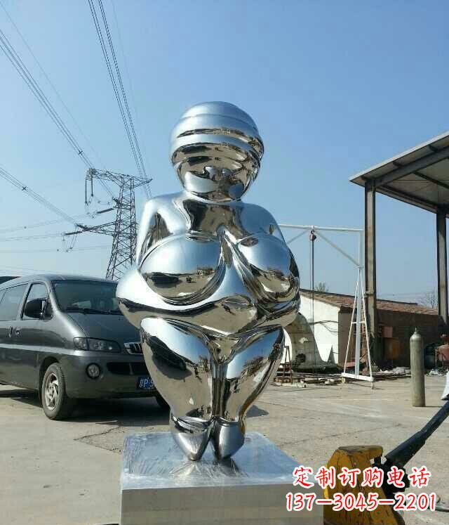泰州女性之美不锈钢公园的女人雕塑
