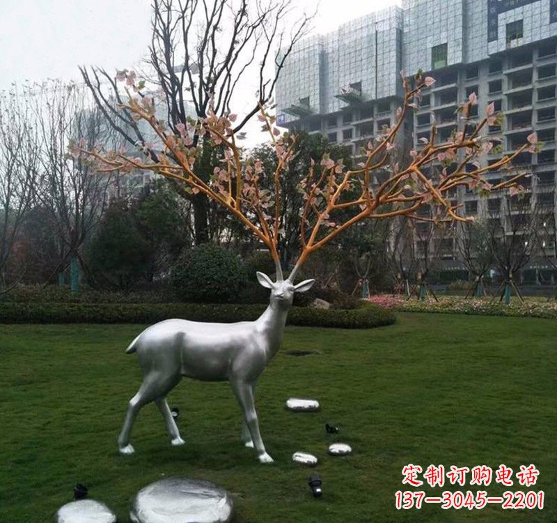 泰州不锈钢公园的梅花鹿雕塑