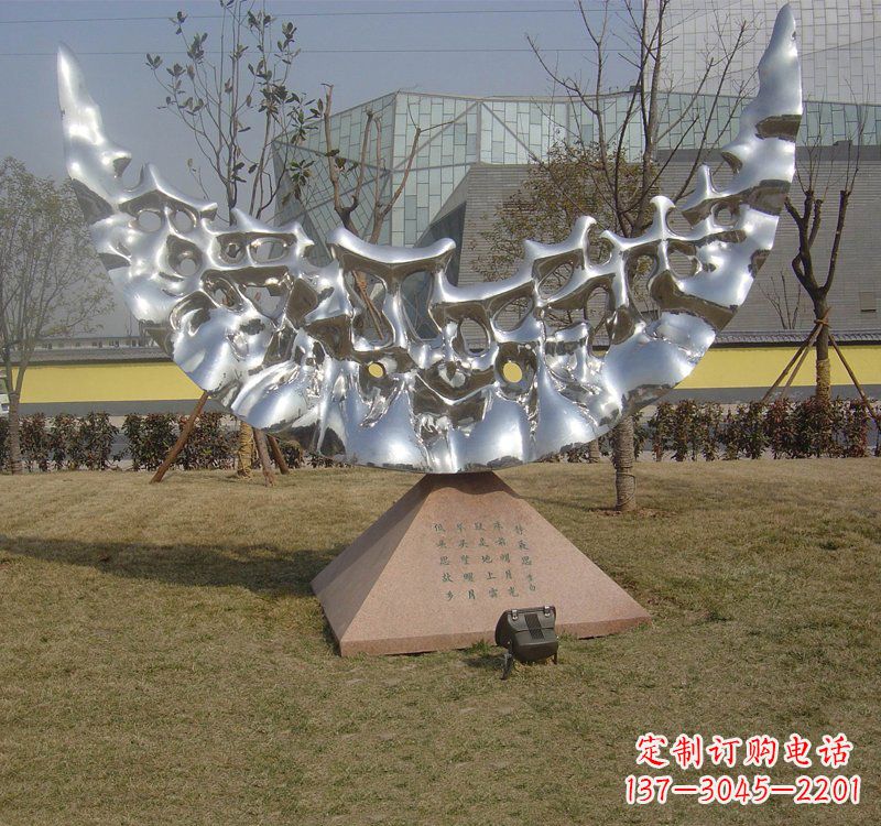 泰州不锈钢月亮雕塑象征着无尽的美丽
