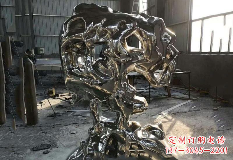 泰州太湖石雕塑不锈钢公园的镜面之美