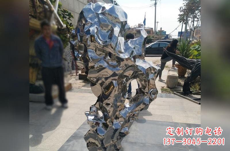 泰州太湖石雕塑——点缀不锈钢公园