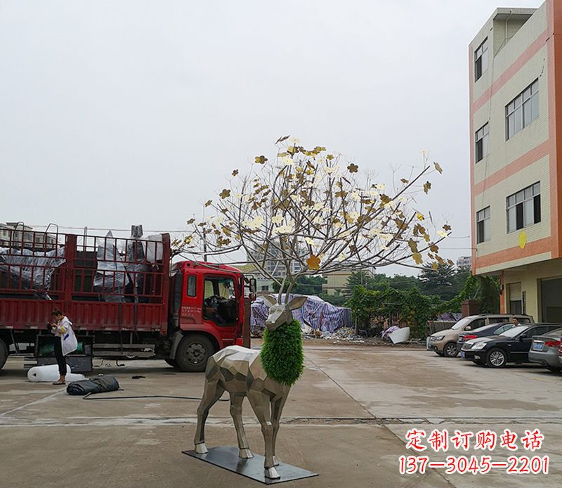 泰州不锈钢公园的梅花鹿雕塑