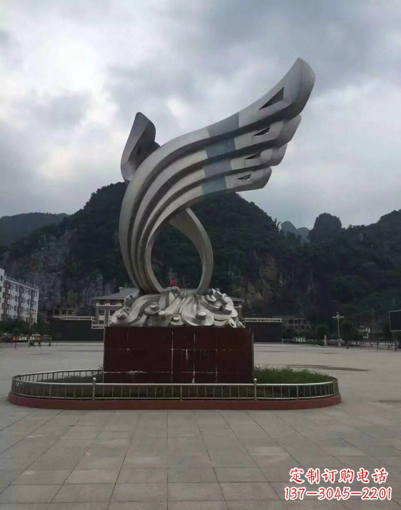 泰州翅膀雕塑——环绕不锈钢广场的精美艺术品