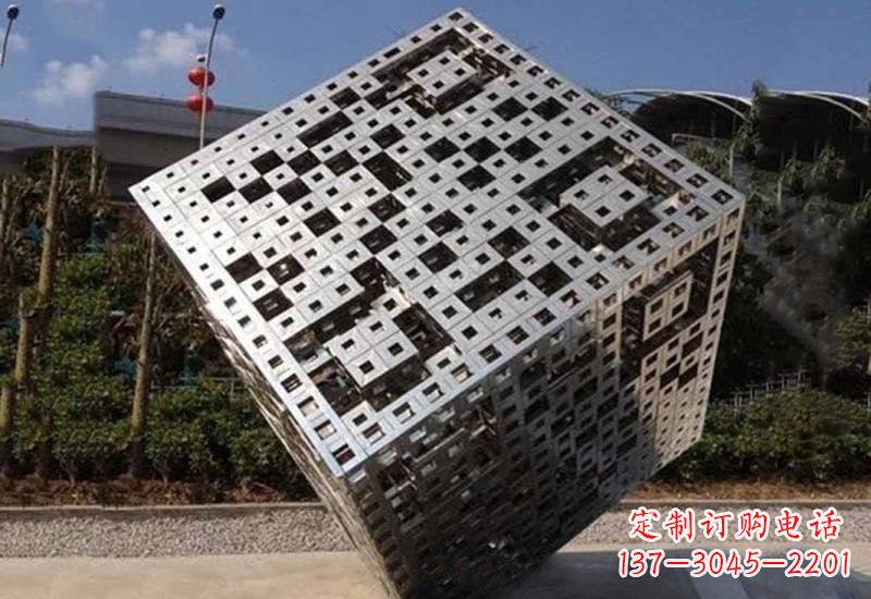 泰州不锈钢广场上的魔方雕塑