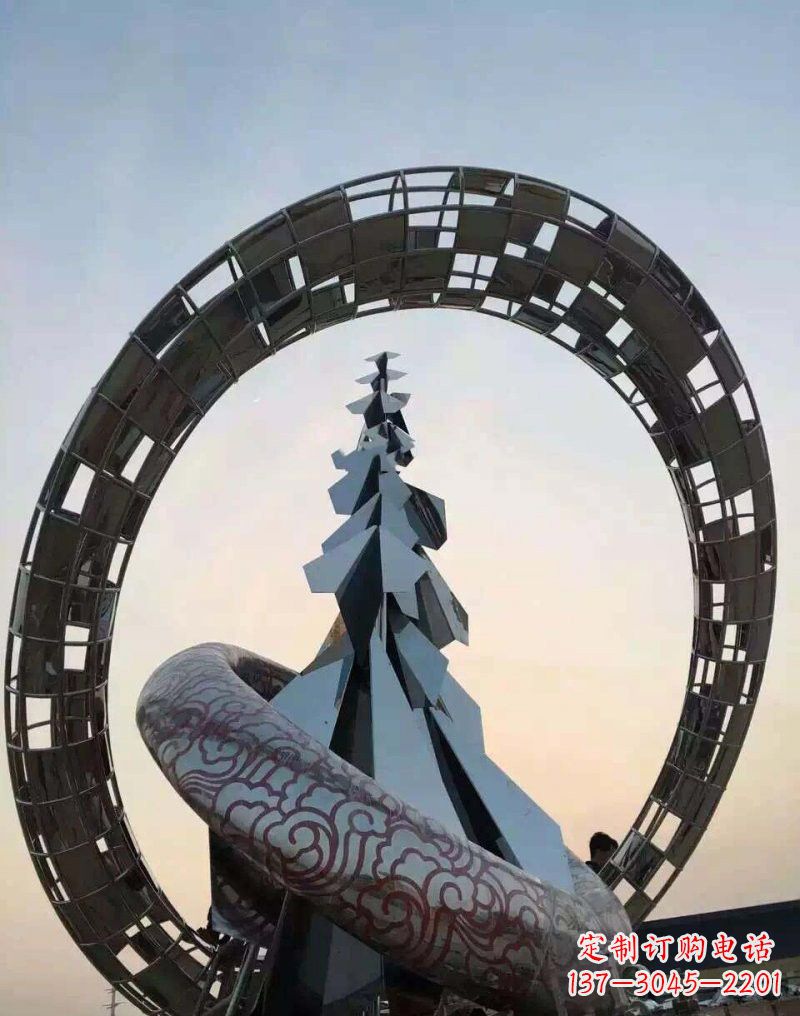 泰州不锈钢广场上的松树雕塑