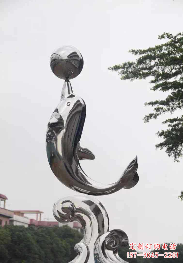 泰州海豚雕塑增添不锈钢广场的魅力