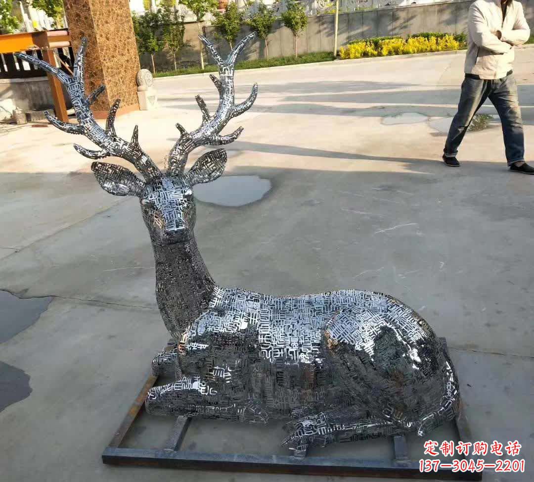 泰州梅花鹿雕塑点缀不锈钢广场星空