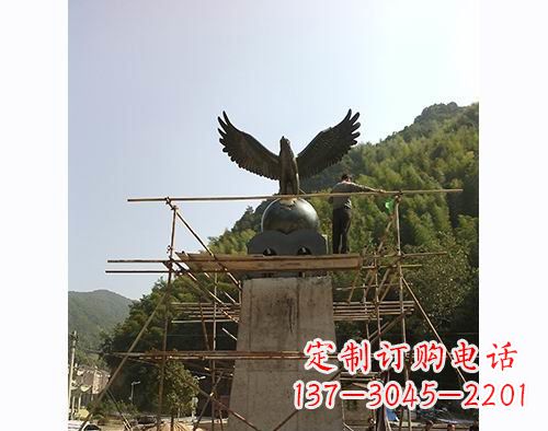 泰州不锈钢老鹰踩地球雕塑