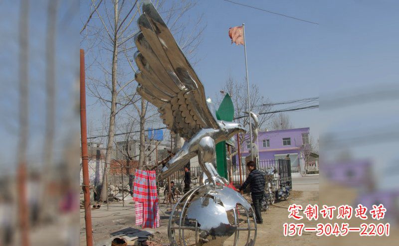 泰州不锈钢老鹰雕塑象征力量与美丽