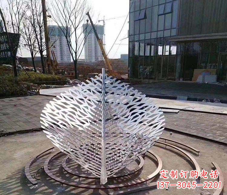 泰州不锈钢镂空树叶雕塑精美雕刻的艺术