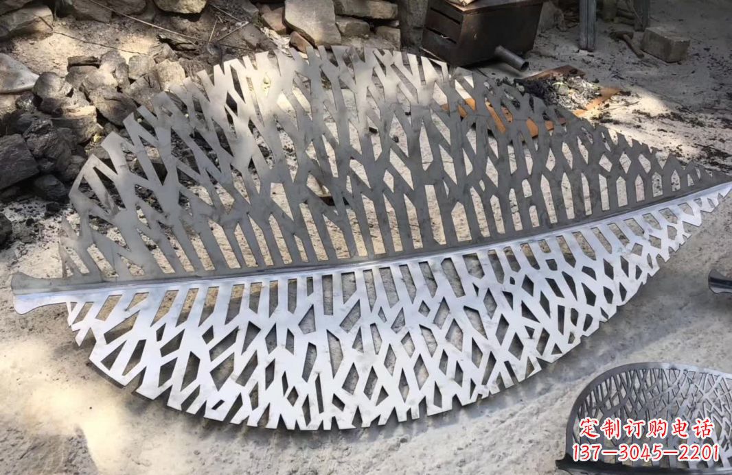 泰州不锈钢镂空树叶雕塑艺术的精美结合