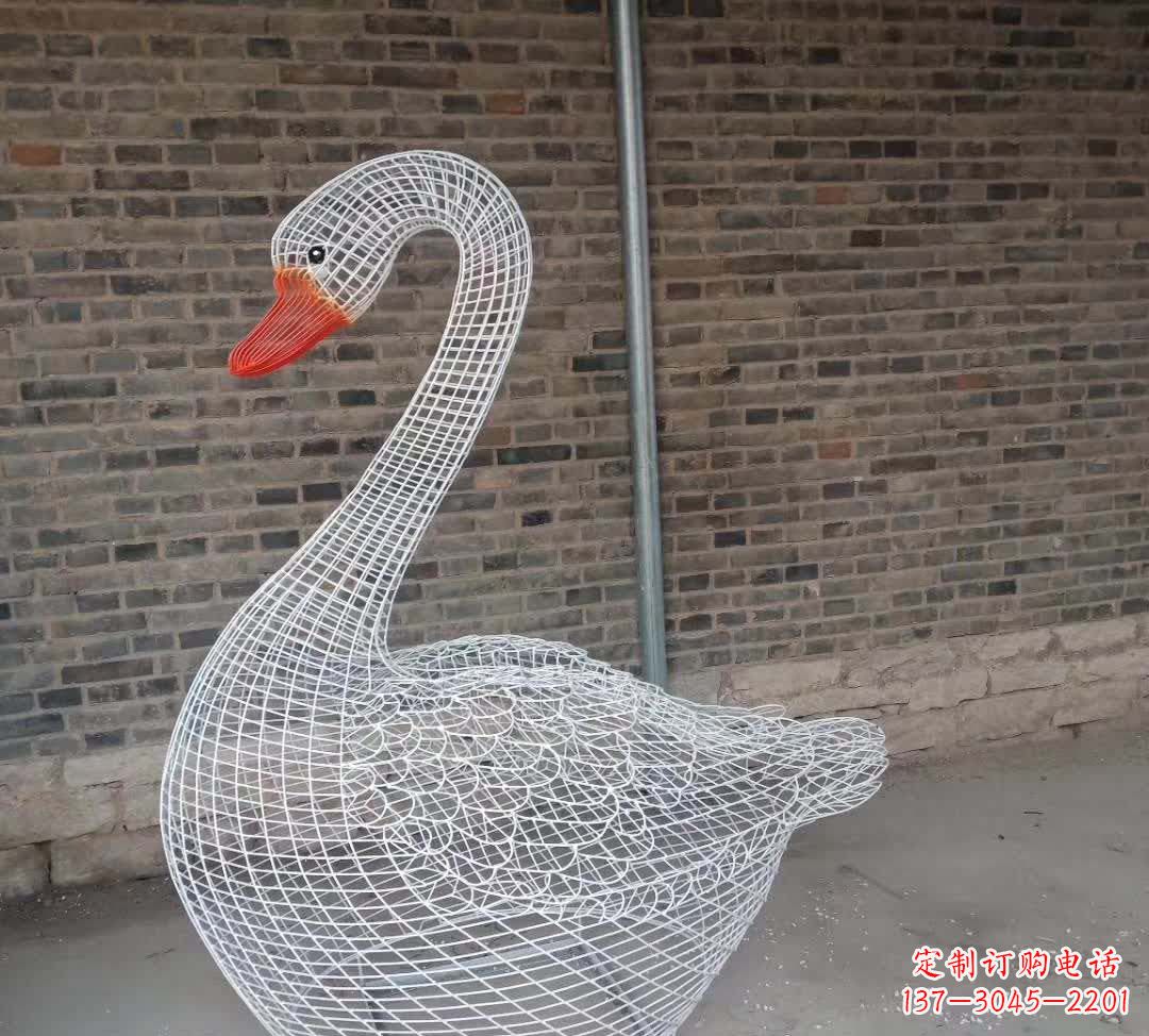 泰州不锈钢镂空天鹅雕塑精美而优雅