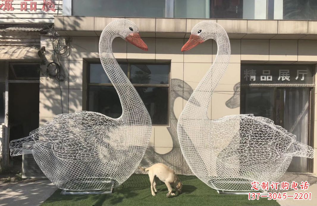 泰州不锈钢镂空天鹅雕塑给室外增添美感
