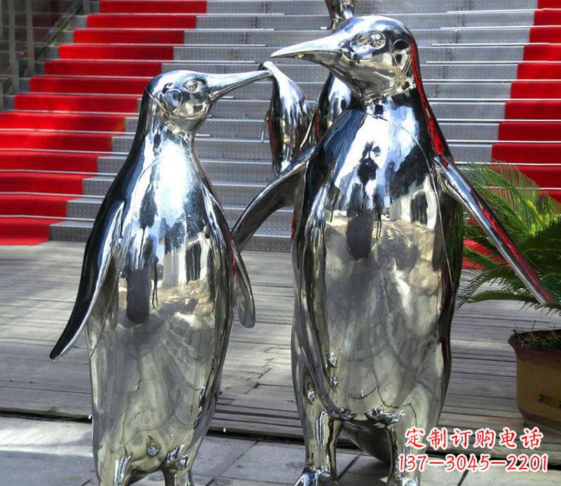 泰州不锈钢企鹅雕塑传递着浓浓爱意